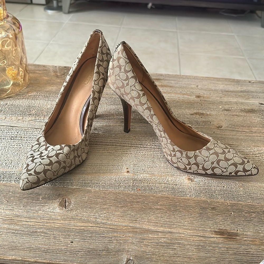 Coach pumps